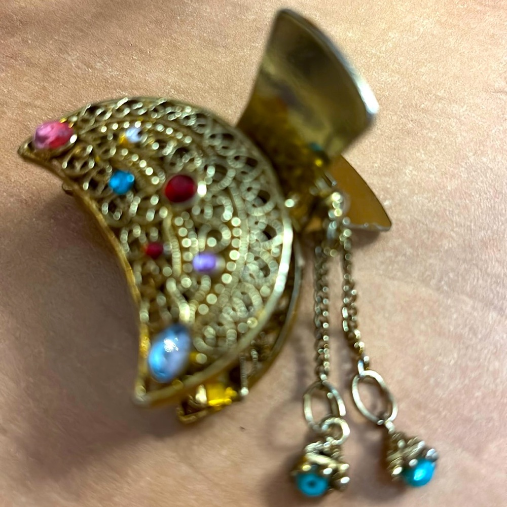 #147 Vintage Gold Tone Claw Clip With Rhinestones